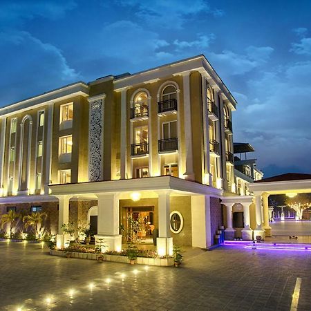 Four Vedas Hotel & Resort Siliguri Exteriör bild